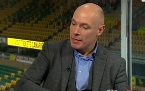 CĐV dùng cựu trọng tài Howard Webb để chế nhạo Man United