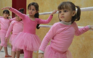 VIDEO: Lớp học múa ballet giữa vùng chiến sự Dải Gaza