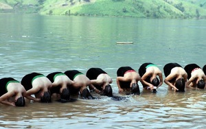 Video du lịch: Xem lễ gội đầu 'Tống cựu, nghinh tân' của phụ nữ Thái trắng