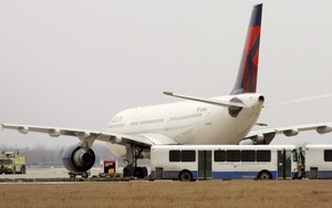 Máy bay hạ cánh khẩn cấp ở Mỹ, 6 hành khách bị sốc