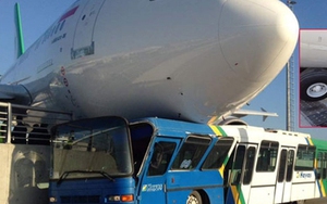 Máy bay Airbus chở 150 người húc đổ tường sân bay đè bẹp xe buýt