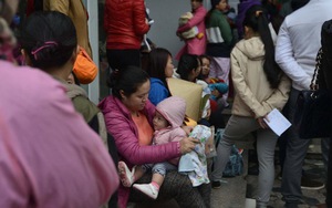 TP.HCM cũng xếp hàng chờ tiêm vắc xin Pentaxim cho trẻ em