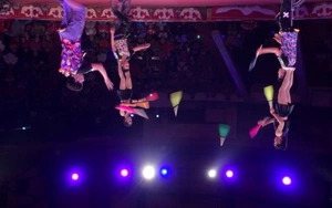 Người dân Lào náo nức, Việt kiều bồi hồi nhớ quê khi xem xiếc Việt