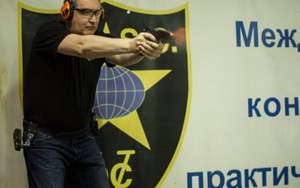 VIDEO: Phó Thủ tướng Nga Dmitry Rogozin, tay súng thiện xạ tự bắn vào chân mình