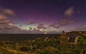 Ngắm hiện tượng cực quang siêu hiếm ở châu Âu