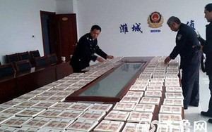 Trung Quốc đột kích đường dây làm tiền giả bằng… nước tương