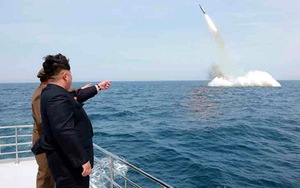 Xuất hiện video ông Kim Jong-un xem phóng tên lửa đạn đạo từ tàu ngầm
