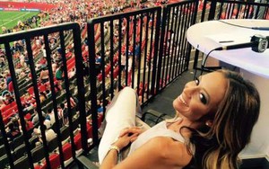 Ngắm vẻ đẹp tươi tắn của nữ MC nói lưu loát 4 thứ tiếng của Gala Quả bóng vàng