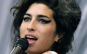 Amy Winehouse được đề cử Nữ ca sĩ xuất sắc nhất 4 năm sau khi mất