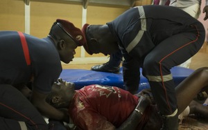 Al-Qaeda bất ngờ chia 2 mũi 'giáp công', đấu súng lan ra ngoài khách sạn