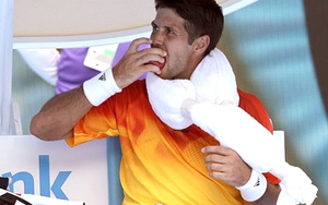 Các tay vợt uống nhiều nước tăng lực ở Australian Open