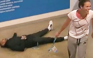 HÀI HƯỚC: Nick Kyrgios “bất tỉnh nhân sự” vì bị… hôn