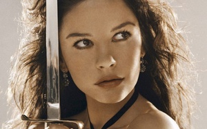 Mỹ nhân Catherine Zeta-Jones tố cáo Hollywood bạc tình, chạy theo... gái trẻ