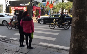 Người đi bộ ở Hà Nội... muốn khóc!