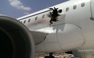 CẬN CẢNH: Máy bay Somalia bị nổ trên không trung, thủng lỗ rộng 1m