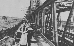 Xử phạt người đi bộ và chuyện tréo ngoe trên cầu Long Biên