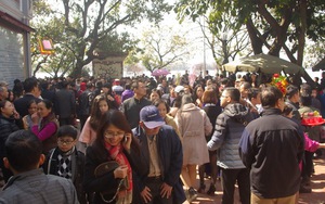 Đông như... phủ Tây Hồ ngày Tết