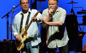Eagles tưởng nhớ thành viên quá cố Glenn Frey tại lễ trao giải Grammy