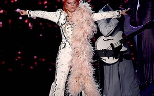 VIDEO: Lady Gaga trút bầu máu nóng trong màn tôn vinh Bowie tại Grammy 2016