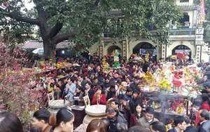 Chùm ảnh: Đền Bà Chúa Kho đông nghịt người vay tiền, cầu tài lộc