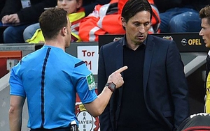 Cộng đồng mạng phát sốt với vụ trọng tài hoãn trận đấu, rời khỏi sân vì giận HLV