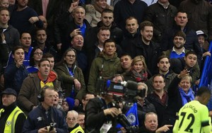 Chelsea có thể bị phạt vì CĐV nhà ném đồng xu vào cầu thủ Man City
