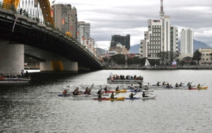 Các thủy thủ Clipper đua thuyền Kayak trên sông Hàn