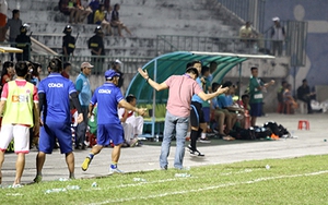Sân Cao Lãnh suýt 'vỡ trận' vì trọng tài