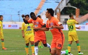 5 điểm nhấn vòng 2 V-League 2016: Trọng tài bị phản ứng...