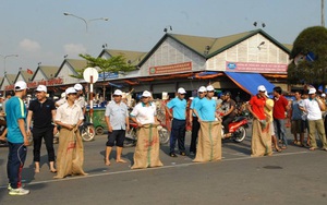 Teambuilding: Chơi trò nhảy bao bố vui không tả được