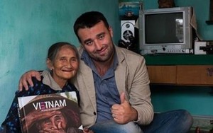 Nhiếp ảnh gia Pháp tặng bức ảnh ‘Bà cụ đẹp nhất thế giới' cho Bảo tàng Phụ nữ Việt Nam