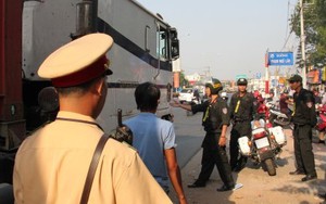 Xử lý 2 xe container sử dụng biển đỏ giả