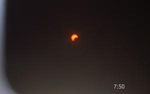 Chùm ảnh: Người dân Đà Nẵng đổ xô đón nhật thực trên biển