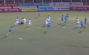 Tuyển thủ Văn Quyết xô ngã trọng tài Công Khanh, nhận thẻ đỏ