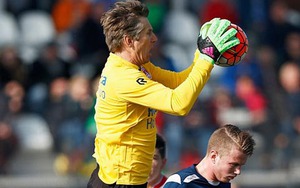 Vừa tái xuất ở tuổi 45, Van der Sar đã đẩy được phạt đền