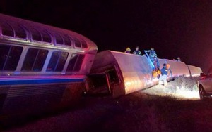 Tàu hỏa Mỹ bị văng khỏi đường ray giữa đêm, 20 người bị thương