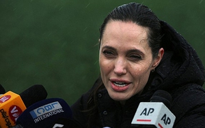 Angelina Jolie đội mưa thăm trại tị nạn ở Lebanon