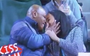 VIDEO: CĐV bất ngờ 'khóa môi' bạn gái trên khán đài Indian Wells