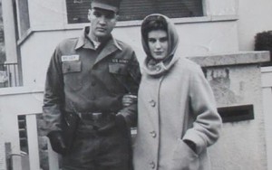 Phát hiện ảnh hiếm của Elvis Presley thời còn tại ngũ