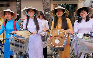 CHÙM ẢNH: Du khảo TP HCM với tà áo dài bằng xe đạp