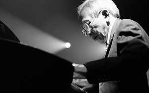 Nhạc sĩ Nguyễn Ánh 9 nhập viện, có thể phải phẫu thuật