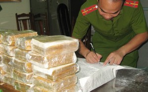 Hòa Bình: Xét xử 2 đối tượng vận chuyển 26 bánh heroin về Hà Nội