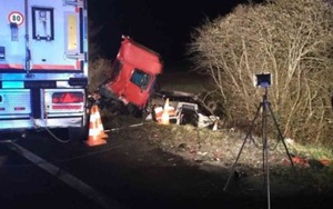 Tai nạn xe buýt đâm xe tải tại Pháp, 12 người chết