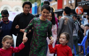 Hồng Nhung đưa chồng con dự khai mạc Tuần lễ áo dài của em gái Trịnh Công Sơn