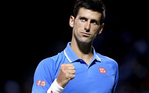 Djokovic trổ tài bắt bóng bằng... túi quần