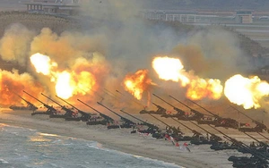 VIDEO: Ông Kim Jong Un ung dung ngắm dàn pháo binh khạc lửa, dọa 'diệt vong Mỹ, Hàn'