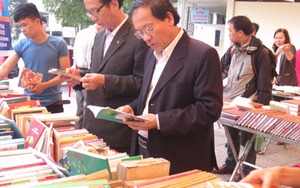 Tưng bừng hội chợ sách đầu tiên tại Huế
