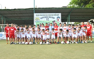 Cựu danh thủ 'trả nợ' cho đời!