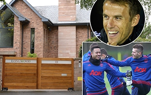 Phil Neville hưởng lợi từ ‘bom xịt’ Man United