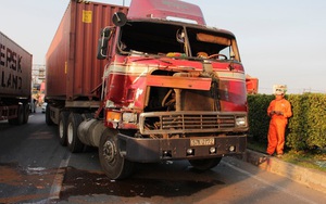 Xe chở container đứt rơ-mooc gây tai nạn chết người